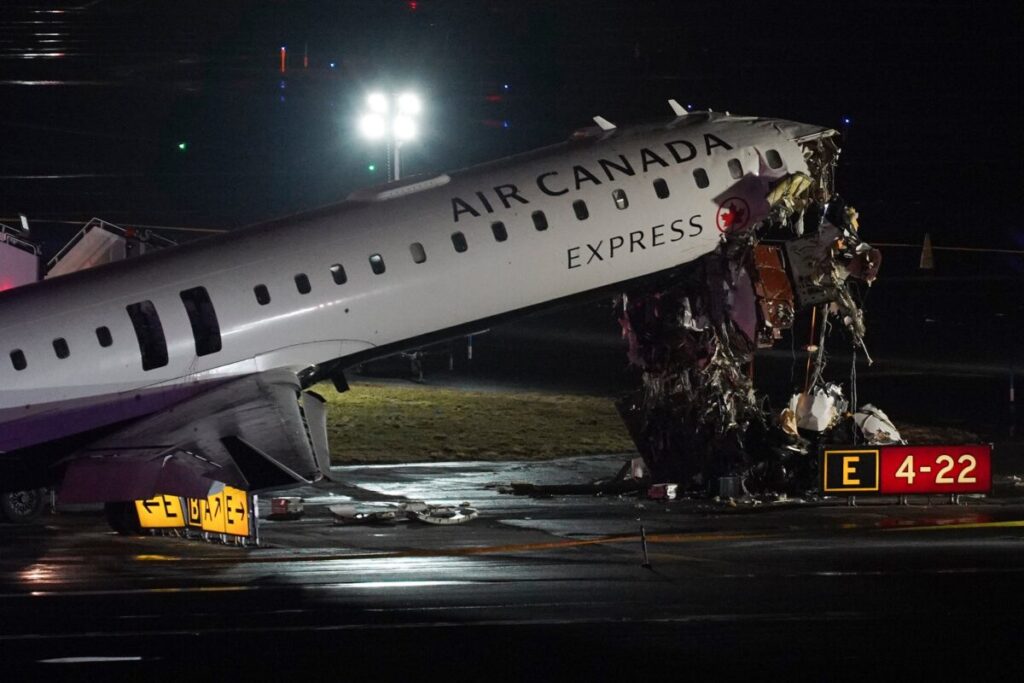 Nueva York: un avión de Air Canada Express chocó contra un camión de bomberos en el aeropuerto LaGuardia imagen-101