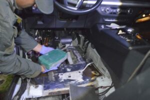 Una mujer que viajaba con su hija menor de edad fue detenida en Corrientes, llevaba 88 kilos de cocaína en un auto que salió de Puerto Iguazú con destino a Uruguay imagen-1