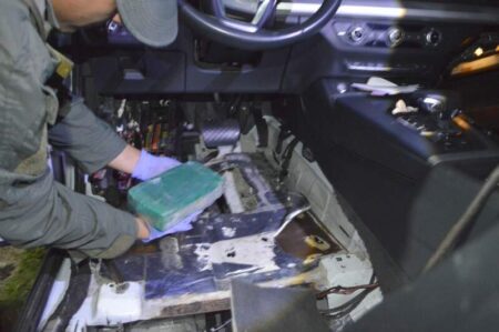 Una mujer que viajaba con su hija menor de edad fue detenida en Corrientes, llevaba 88 kilos de cocaína en un auto que salió de Puerto Iguazú con destino a Uruguay imagen-17