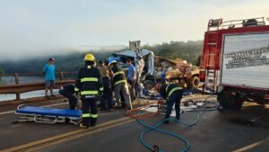 Mirás las fotos del choque de camiones sobre el puente Piray Guazú imagen-72