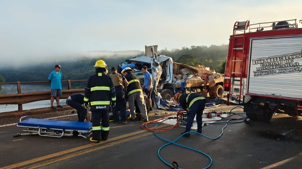Mirás las fotos del choque de camiones sobre el puente Piray Guazú Mirás las fotos del choque de camiones sobre el puente Piray Guazú imagen-66