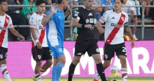 Las polémicas del VAR en River vs Estudiantes (RC): del gol anulado a los cordobeses al penal a Driussi que aprovechó Montiel Las polémicas del VAR en River vs Estudiantes (RC): del gol anulado a los cordobeses al penal a Driussi que aprovechó Montiel imagen-4