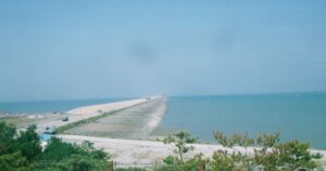 Visible desde el espacio, una estructura de 33 kilómetros, considerada el malecón más grande del mundo, creó nueva tierra y desató polémica por la pérdida de humedales Visible desde el espacio, una estructura de 33 kilómetros, considerada el malecón más grande del mundo, creó nueva tierra y desató polémica por la pérdida de humedales imagen-2