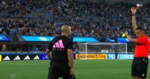 Video: Mascherano, expulsado y reacción furiosa contra los hinchas en el empate del Inter Miami imagen-1
