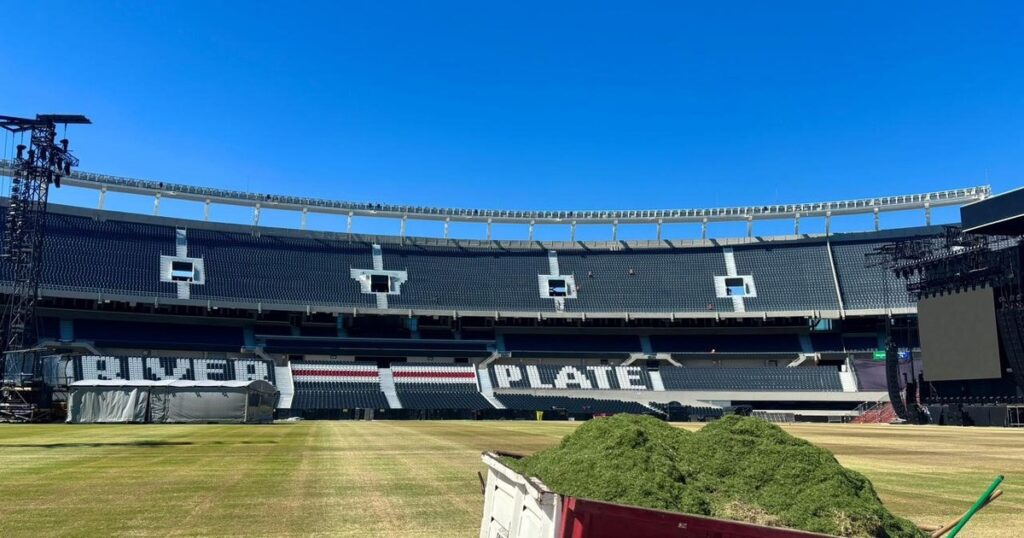 Así trabajan en el césped del Monumental entre los recitales de AC/DC imagen-39