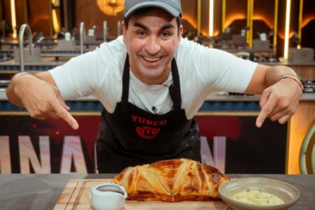 Fue campeón del fútbol argentino, sufrió una severa depresión y hoy es finalista de MasterChef: la vida a pura garra de Claudio Husaín imagen-11