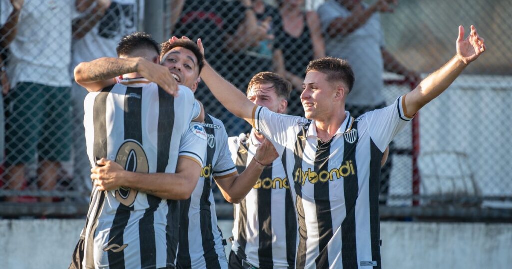Chacarita fue goleado y se quedó sin entrenador Chacarita fue goleado y se quedó sin entrenador imagen-4