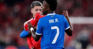 En medio de la polémica de Prestianni, la UEFA sancionó al Benfica por actos racistas de sus hinchas En medio de la polémica de Prestianni, la UEFA sancionó al Benfica por actos racistas de sus hinchas imagen-1