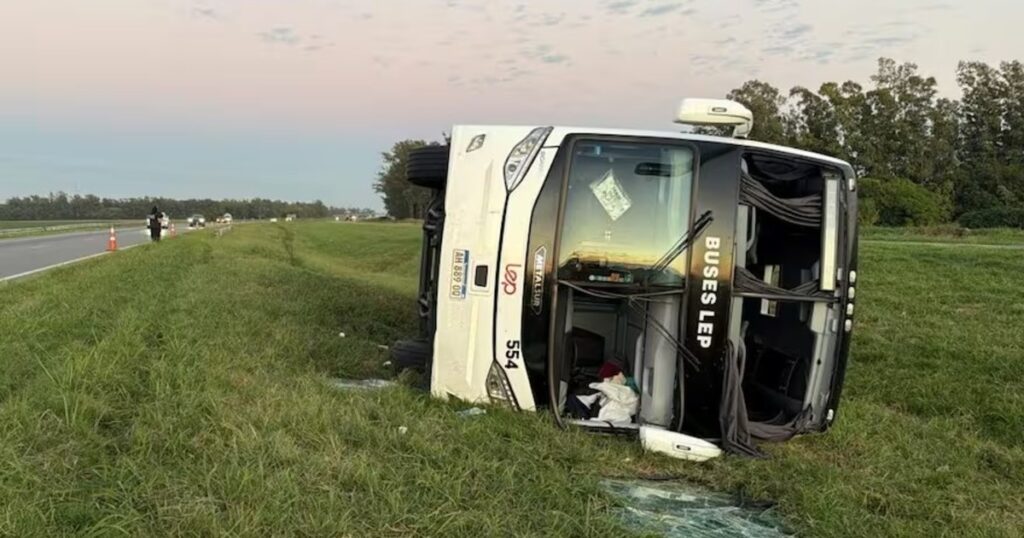 Volcó un micro en la ruta 9: hay 40 heridos imagen-96
