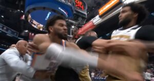 Piñas en la NBA: Oklahoma City Thunder y Washington Wizards se agarraron a trompadas y terminaron arriba de un camarógrafo imagen-3