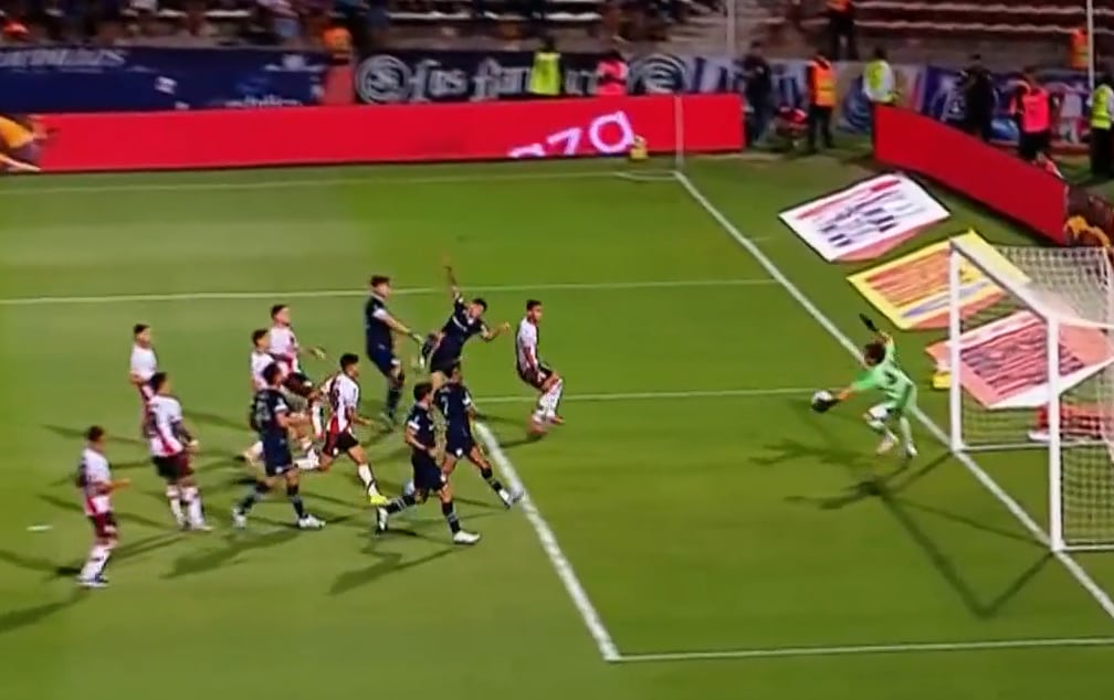 Las tres tapadas que hicieron figura a Beltrán y las polémicas que dejó el empate entre River e Independiente Rivadavia imagen-101