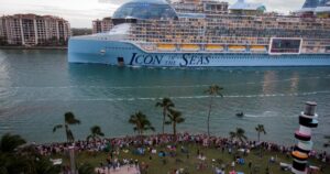 El crucero más grande del mundo es una ciudad flotante impulsada por gas natural, con 20 cubiertas, siete piscinas, un parque acuático, un casino y tecnología que redefine el lujo en el mar imagen-2