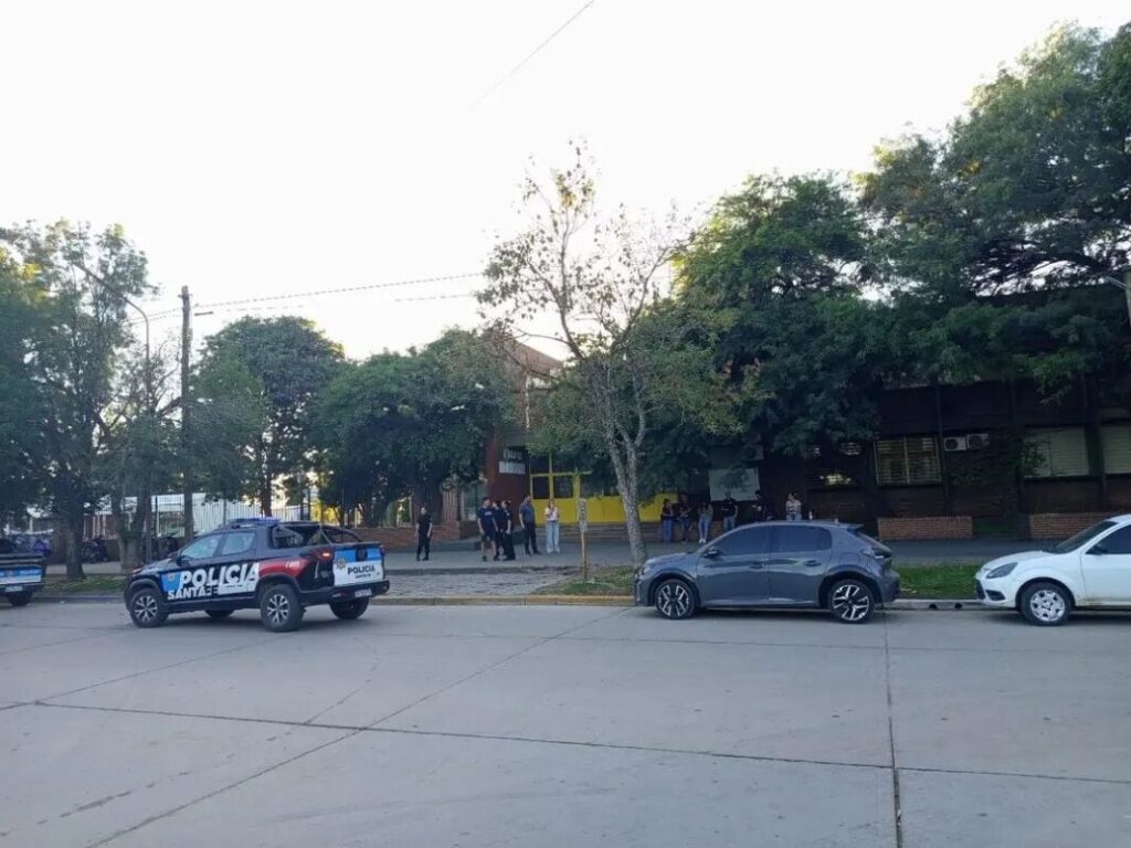 Habló un compañero del alumno que ingresó a los tiros en una escuela: “Le desarmó la cabeza y dijo que quería matar a todos” Habló un compañero del alumno que ingresó a los tiros en una escuela: “Le desarmó la cabeza y dijo que quería matar a todos” imagen-5
