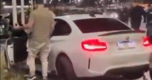 Un auto BMW derrapó en una picada ilegal, atropelló a un joven y casi causó una tragedia frente a Tecnópolis imagen-4