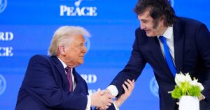 Javier Milei y sus medidas, EN VIVO: el Presidente se volverá a ver hoy con Donald Trump en un almuerzo de trabajo en Florida imagen-2