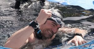 Un italiano nadó más de 100 metros bajo hielo, sin traje y sin respirar: marcó dos nuevos récords mundiales imagen-3