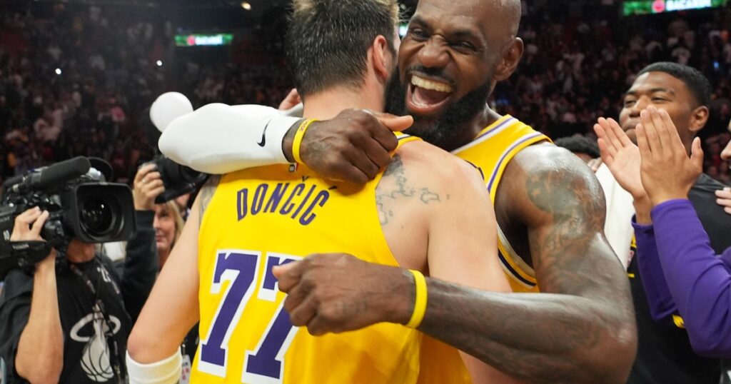 Otro nochón para la dupla de los Lakers: Doncic clavó 60 puntos y LeBron pasó a ser el jugador con más partidos en la historia de la NBA Otro nochón para la dupla de los Lakers: Doncic clavó 60 puntos y LeBron pasó a ser el jugador con más partidos en la historia de la NBA imagen-37
