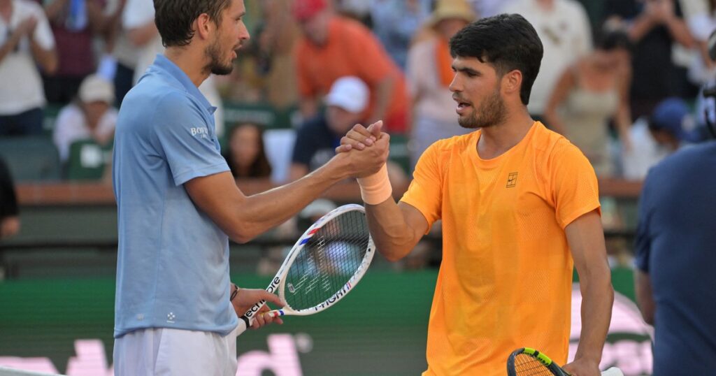 Daniil Medvedev dio el golpe del año en Indian Wells, le cortó el invicto a Carlos Alcaraz y jugará la final del Masters 1000 contra Sinner Daniil Medvedev dio el golpe del año en Indian Wells, le cortó el invicto a Carlos Alcaraz y jugará la final del Masters 1000 contra Sinner imagen-102