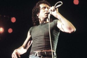Alcohol, rock y descontrol: la noche de excesos que terminó con la vida de Bon Scott, vocalista de AC/DC imagen-3