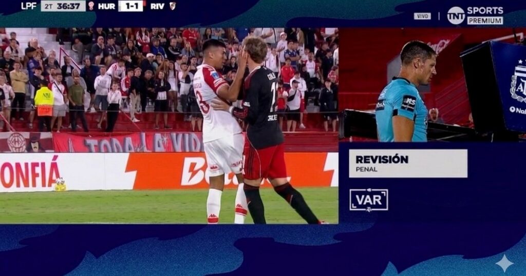El segundo penal que le cobraron a River por mano tras intervención del VAR y una doble expulsión simultánea imagen-36