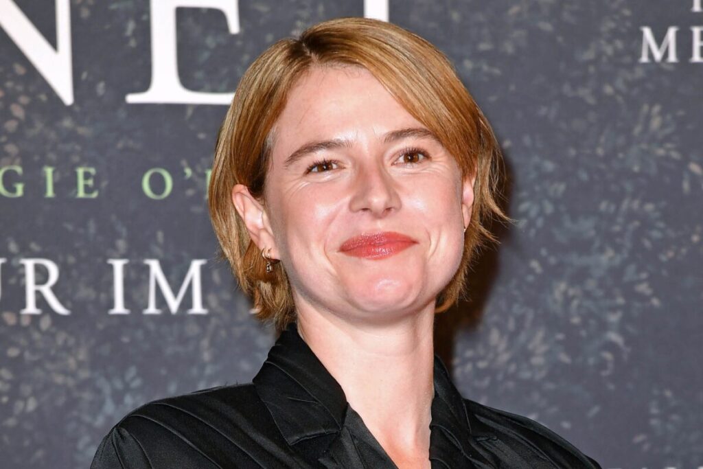 La historia de amor de Jessie Buckley, la favorita de los Oscar: una cita a ciegas, un ultimátum y una hija en común imagen-97