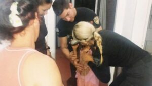Policías salvaron a una niña que se atragantó con un caramelo en Eldorado Policías salvaron a una niña que se atragantó con un caramelo en Eldorado imagen-69