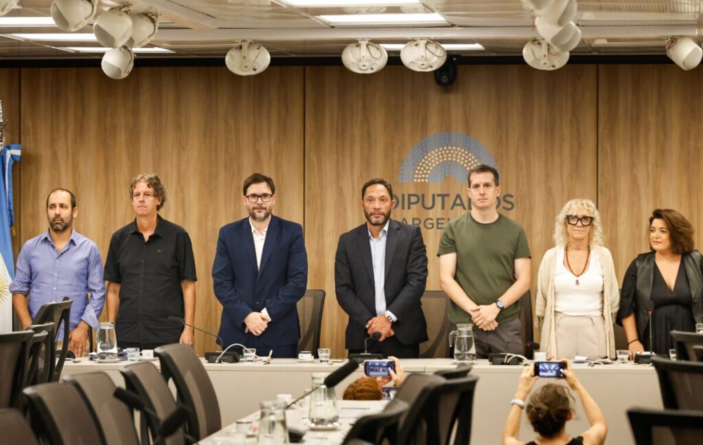 $LIBRA: los diputados de la comisión investigadora acusaron a Milei de ser partícipe necesario de la presunta estafa $LIBRA: los diputados de la comisión investigadora acusaron a Milei de ser partícipe necesario de la presunta estafa imagen-98