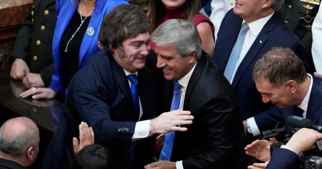 Inflación, privatizaciones, FMI, dólar e inocencia fiscal: las definiciones de Luis Caputo para la segunda mitad del mandato de Milei imagen-96