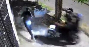 Salvaje ataque motochorro en Loma Hermosa: persiguieron a un joven y como no lo pudieron atrapar, le dispararon cuatro tiros a matar imagen-2