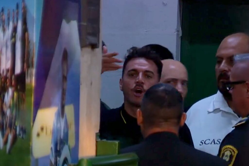 El DT de Defensa descargó su furia contra el árbitro Ferreyra por el insólito penal que cobró: “¿Cómo carajo podés dormir?" imagen-96