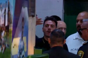 El DT de Defensa descargó su furia contra el árbitro Ferreyra por el insólito penal que cobró: “¿Cómo carajo podés dormir?" imagen-3