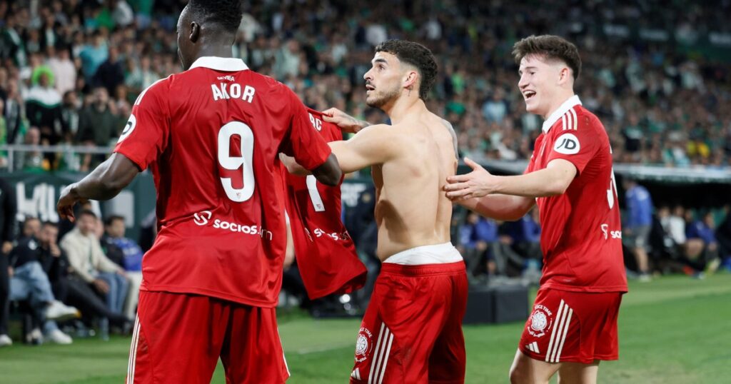 Con Almeyda desde el micro, el Sevilla rescató un empate agónico en el derbi contra el Betis imagen-5