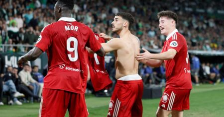 Con Almeyda desde el micro, el Sevilla rescató un empate agónico en el derbi contra el Betis imagen-14