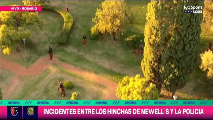 Video: los incidentes entre los hinchas de Newell’s y la Policía luego del clásico rosarino Video: los incidentes entre los hinchas de Newell's y la Policía luego del clásico rosarino imagen-3