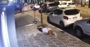Un policía disparó al menos 10 veces para evitar que dos ladrones le robaran el auto imagen-1