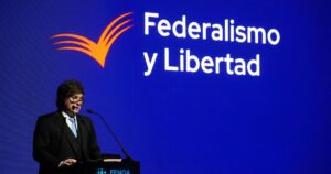 Javier Milei dijo que hay una “carnicería mediática” contra su Gobierno y volvió a cuestionar a políticos y “empresaurios” imagen-2