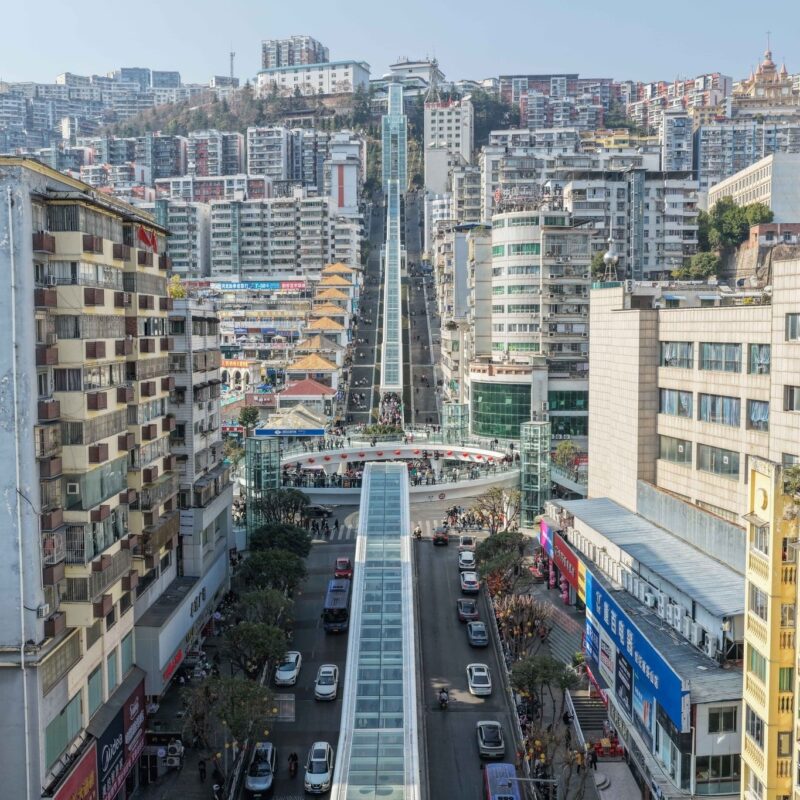 Inauguran la escalera mecánica más alta y larga del mundo: tiene nueve cuadras y ahorra 40 minutos de caminata Inauguran la escalera mecánica más alta y larga del mundo: tiene nueve cuadras y ahorra 40 minutos de caminata imagen-100