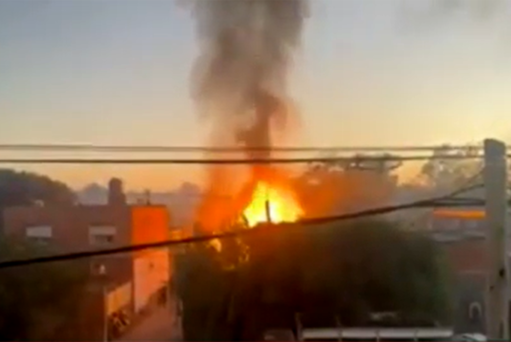Video | Impactante incendio en un depósito en Mariano Acosta: se registran explosiones y una gran columna de humo imagen-4