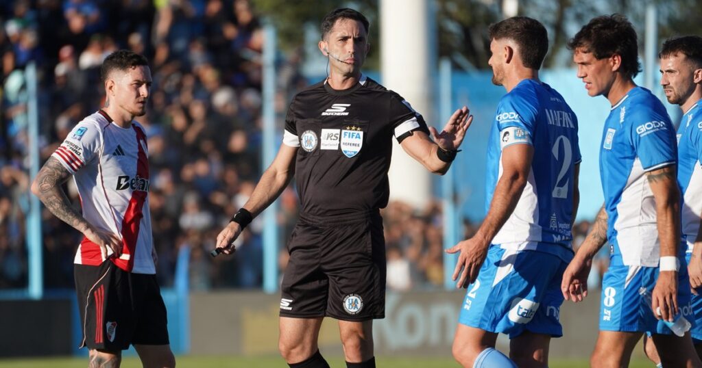 Video: los audios del VAR sobre el gol anulado a Estudiantes (RC) frente a River imagen-38