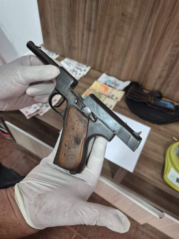 Robos millonarios en Puerto Iguazú: lo atraparon armado y con droga lista para la venta Robos millonarios en Puerto Iguazú: lo atraparon armado y con droga lista para la venta imagen-5