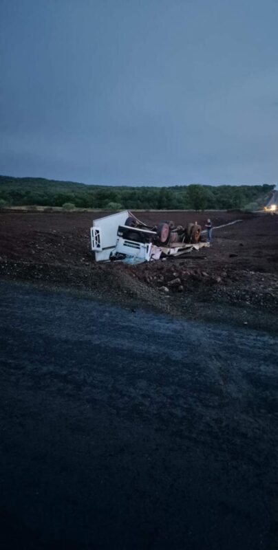 Siniestro vial en Fachinal: un camión terminó volcado en zona de rotonda en construcción Siniestro vial en Fachinal: un camión terminó volcado en zona de rotonda en construcción imagen-5