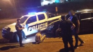Amenazó a una mujer, escapó en su vehículo y fue detenido luego de chocar un patrullero imagen-1