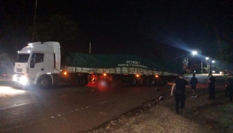 Siniestro fatal entre un camión y una motocicleta en Leandro N. Alem Siniestro fatal entre un camión y una motocicleta en Leandro N. Alem imagen-4