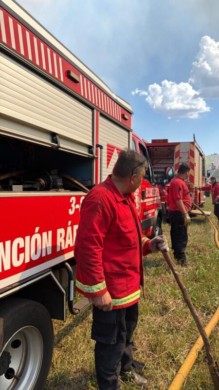 Incendio de grandes proporciones entre el acceso a Misiones y el hipódromo: intenso despliegue de Bomberos y apoyo aéreo imagen-14
