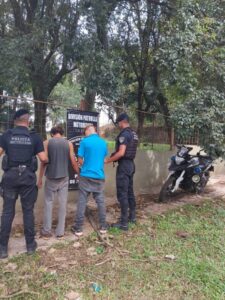 Intentaban forzar un auto pero el 911 los detectó y tras una persecución arrestaron a “Zurki” y “Seco” en una casa abandonada imagen-69