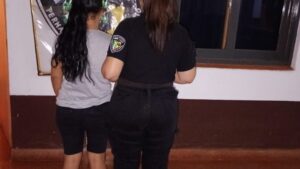 Fue a la comisaría a exigir la liberación de dos prófugos y también terminó tras las rejas imagen-2