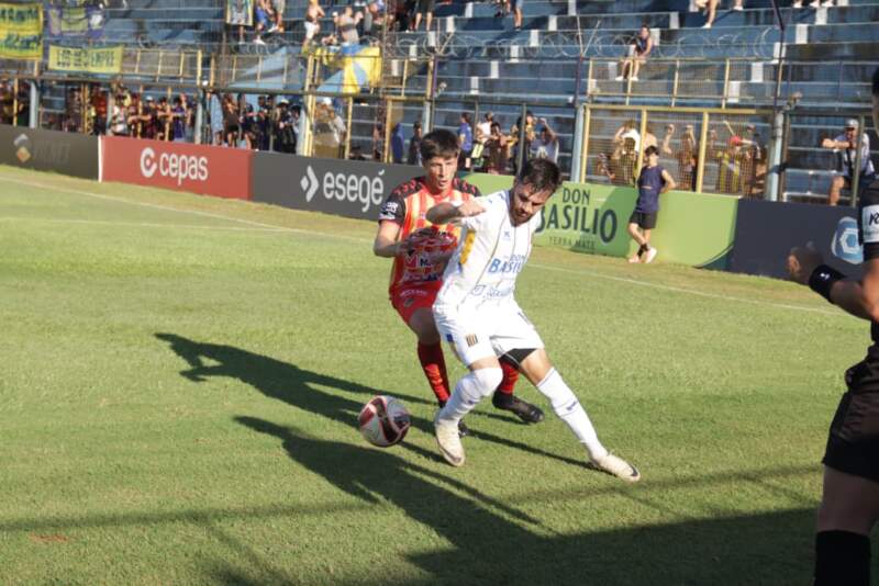 Fútbol: victoria de Mitre sobre Boca Unidos Fútbol: victoria de Mitre sobre Boca Unidos imagen-4