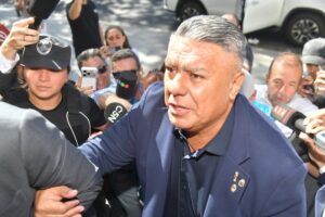 Claudio “Chiqui” Tapia fue indagado preguntas en la causa que investiga una presunta evasión impositiva en la AFA: entregó un escrito y no contestó preguntas imagen-3
