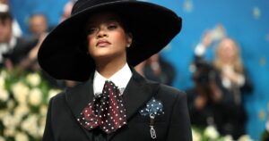 Disparan diez veces contra la casa de Rihanna en Los Ángeles mientras ella estaba adentro: un tiro entró y detuvieron a una mujer Disparan diez veces contra la casa de Rihanna en Los Ángeles mientras ella estaba adentro: un tiro entró y detuvieron a una mujer imagen-2