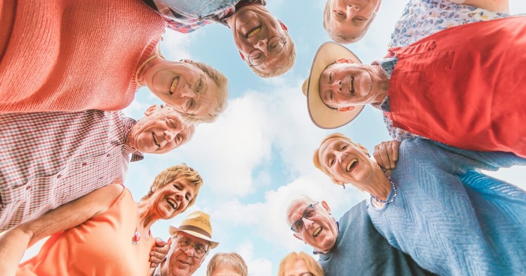 Nuevas pruebas indican que los vínculos sociales frecuentes protegen la memoria y la independencia de los adultos mayores imagen-100